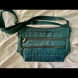 Lug slider in peacock